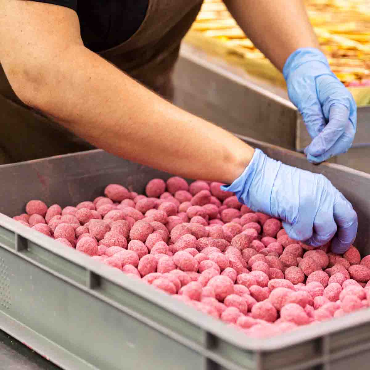 Almendras a la frambuesa funda 100g, disponible en presentación a granel.