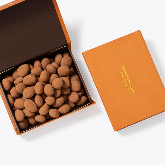 Almendras al cacao sin azucar caja 500g, disponible en presentación a granel.