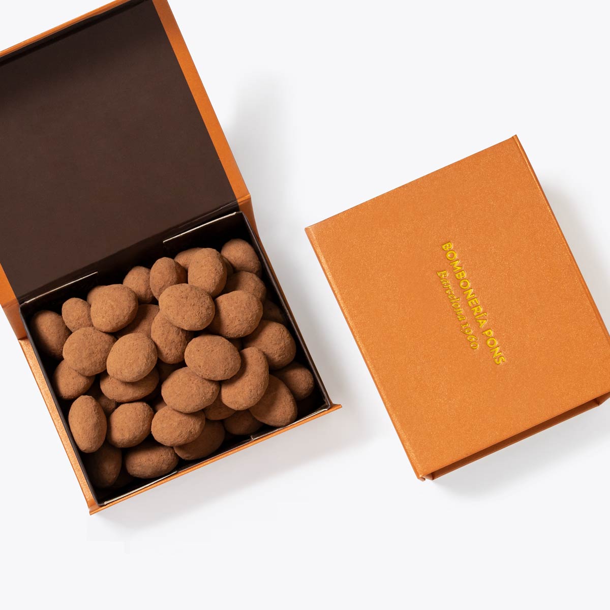 Almendras al cacao caja 250g en formato a granel.