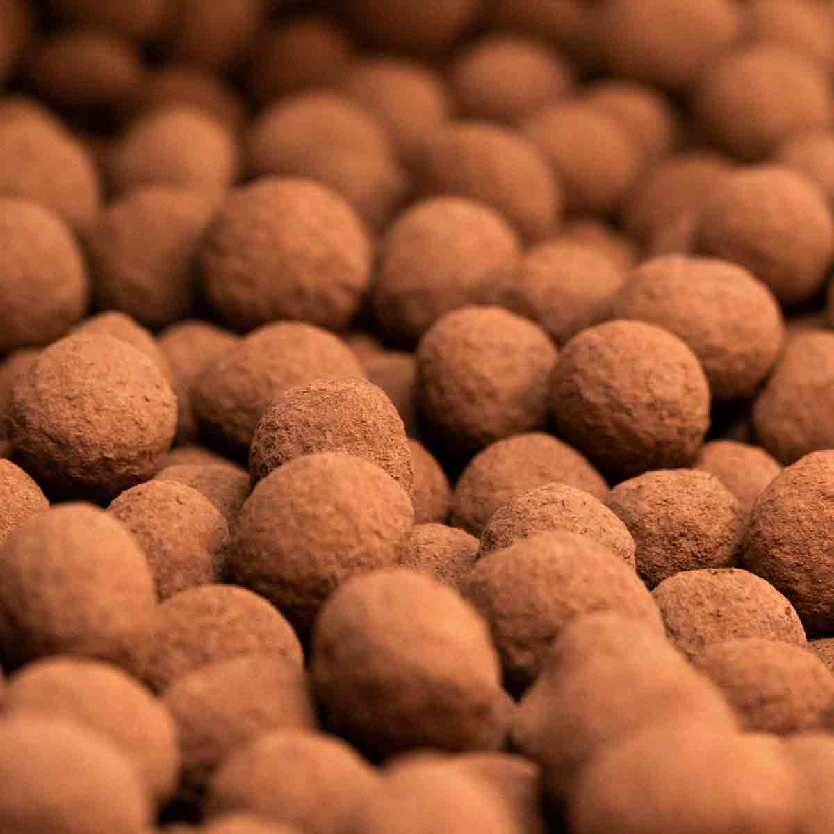Macadamias al cacao caja 500g, presentación a granel.