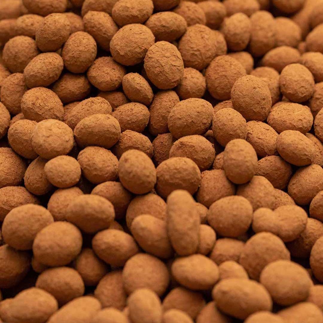 Almendras al cacao sin azucar perla granel 2 500g, presentación a granel.