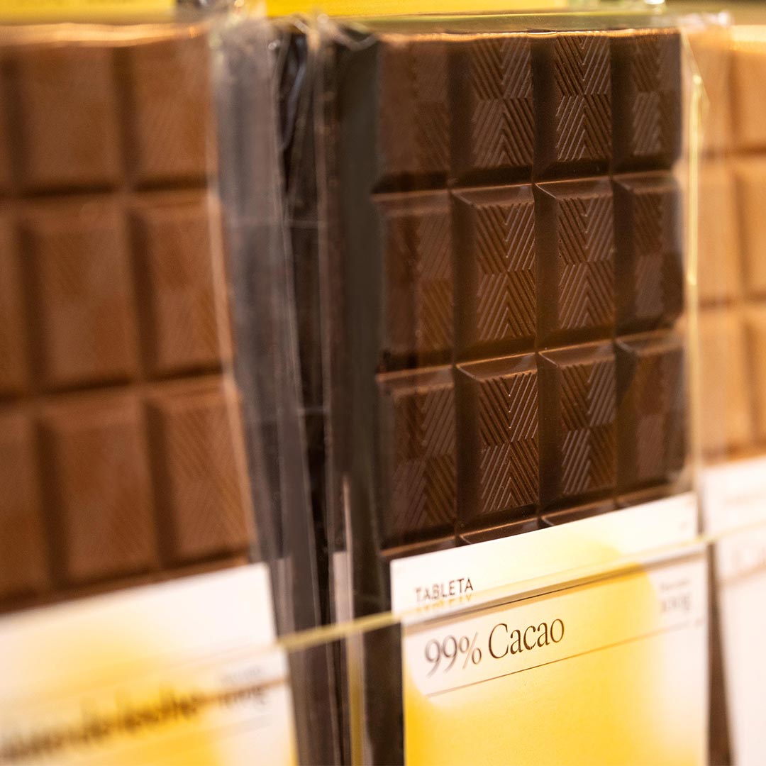 Tableta 99 cacao 100g en formato a granel.