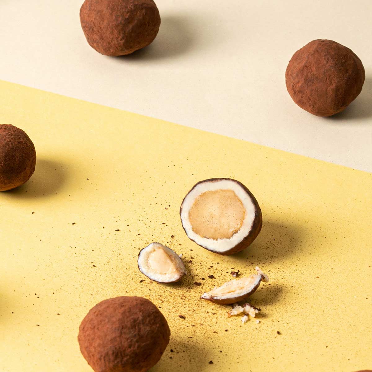 Macadamias al cacao funda 100g, presentación a granel.