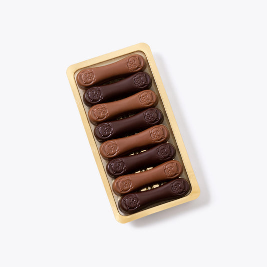 Lenguas de gato leche y negras bandeja 130g, disponible en presentación a granel.